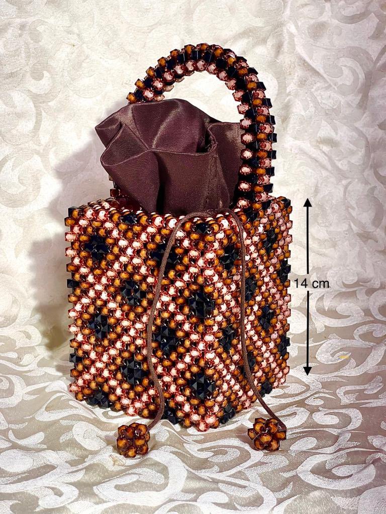 dodoassida10's tweet photo. Hello la famille !👋🏽 
Je vend des sacs en perles avec une grande variété de motifs et couleurs qui permettent aux femmes d'exprimer leur individualité.🥰
Contactez-moi en DM pour plus de détails 😉
@celeste_fficiel @leParrainRDC @bry_kasonga @yedidiabandi1 https://t.co/ElKNsl2tLz