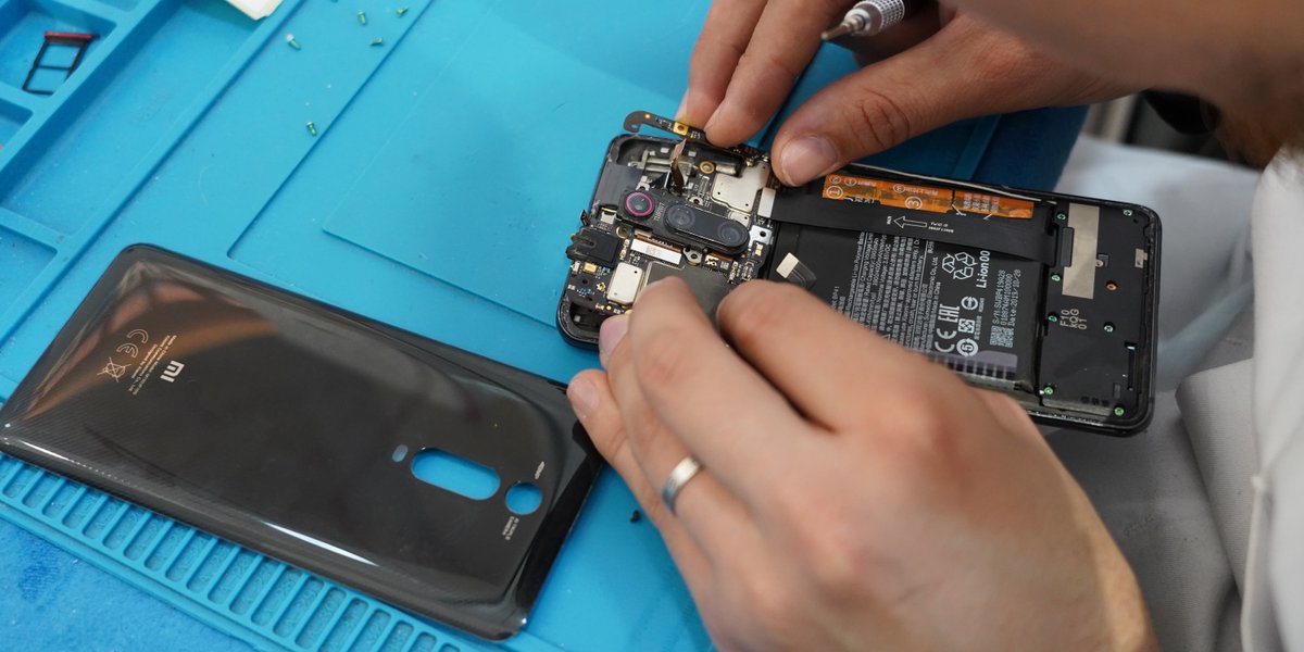 PixouPhone's tweet photo. [EN DIRECT]
Opération en cours sur un Xiaomi !

Le patient avait un problème de batterie, nous avons du procéder à son remplacement.
Comme d'habitude, il s'est remis rapidement de l'opération 😁 https://t.co/es2QTNbhIA
