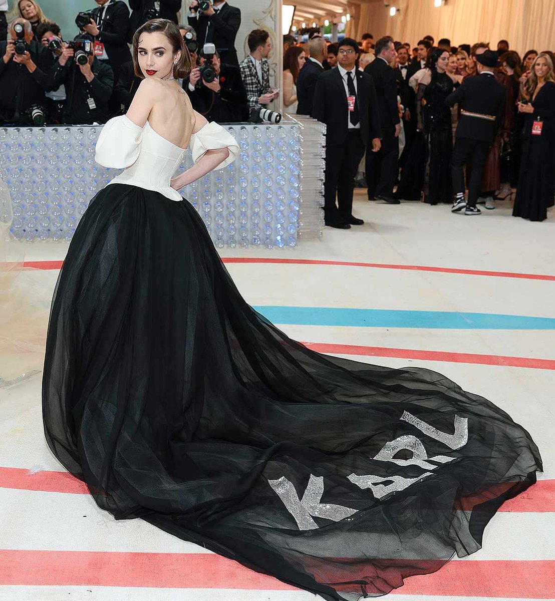 Personalmente, esta es la foto de la MET Gala que más tristeza me produce, y no por el toque kitsch que le han dado a un vestido elegante y estiloso como este.

Karl Lagerfeld no se cortó nunca a la hora de expresar sus opiniones sobre cierto tipo de cuerpos.