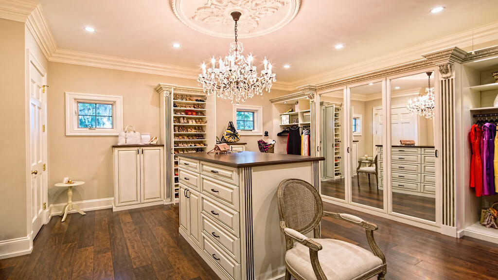 EsparzaRealtor's tweet photo. This closet is what dreams are made of! How would you like this closet in your home?

 #dreamhome #fashion #homedecor #luxury https://t.co/YMkYdnhbpV https://t.co/uSLG7co1zM