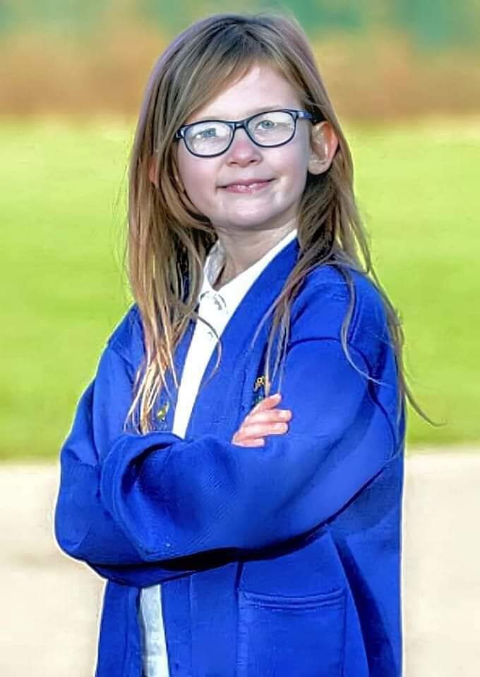 InformaCosmos's tweet photo. Ella es Olivia Farnsworth, una niña que no siente dolor, hambre o sueño. 🤯

La ausencia de estas sensaciones se debe a que a ella le falta parte del cromosoma 6.

Sus padres se dieron cuenta de este problema médico después de que Olivia tuviera un accidente cerca de casa. 

La niña fue atropellada y arrastrada por más de 20 metros, pero en lugar de llorar y lamentarse por el dolor, solo se levantó y le preguntó qué era lo que había pasado.

Si bien, a Olivia no le da sueño ni hambre, necesita hacerlo para seguir viviendo, es por eso que su madre la obliga a comer, además toma somníferos para poder dormir.

Aunque en el mundo hay más de 15.000 casos de anomalías derivadas de cromosomas, los especialistas han asegurado que éste es el único caso en el que se evidencian los tres síntomas en una sola persona.