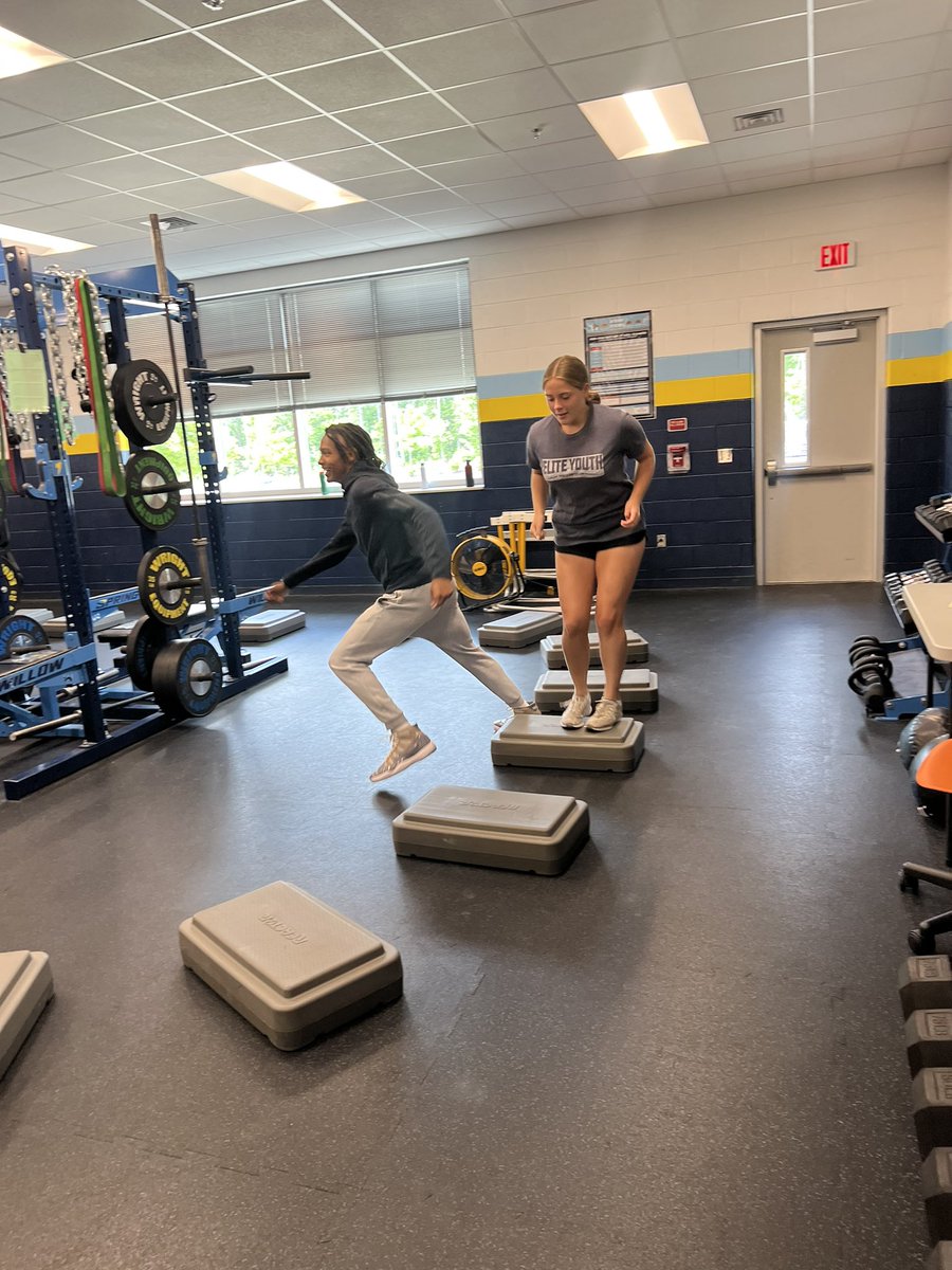 WS_Storm_PE's tweet photo. Weight training having some fun today with balance, coordination, and a little competition! #STORM ⚡️💪🏼 https://t.co/FWCB29zSLm