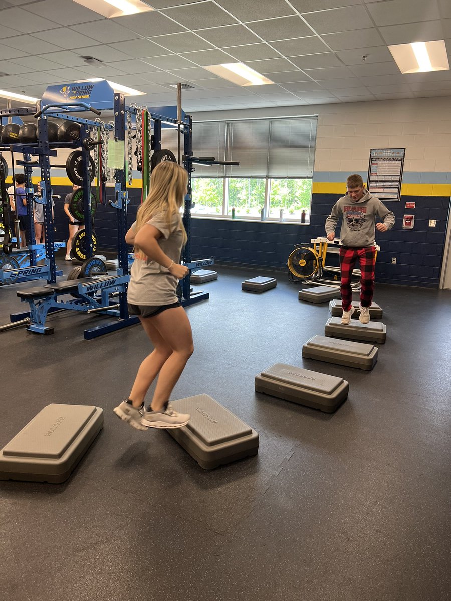 WS_Storm_PE's tweet photo. Weight training having some fun today with balance, coordination, and a little competition! #STORM ⚡️💪🏼 https://t.co/FWCB29zSLm