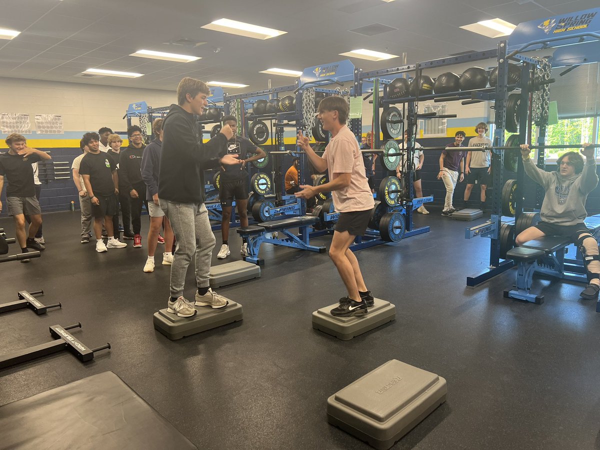 WS_Storm_PE's tweet photo. Weight training having some fun today with balance, coordination, and a little competition! #STORM ⚡️💪🏼 https://t.co/FWCB29zSLm