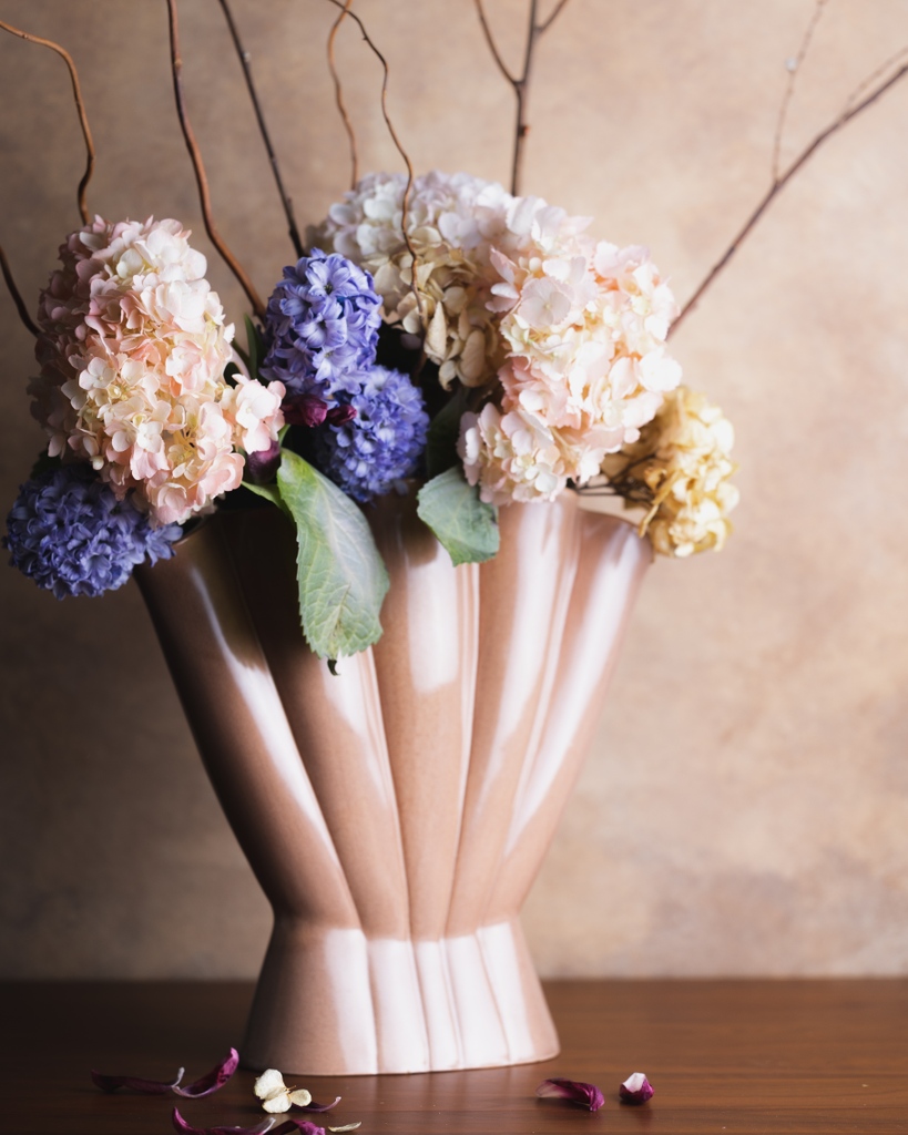 This mid-century vase by #redwingpotteries is perfect for holding a large bouquet while making an aesthetic impact on its own.⁠ artistoric.com/product/mid-ce…