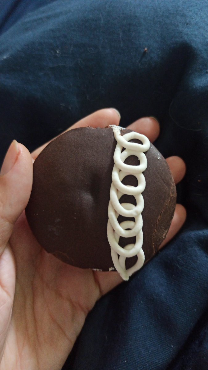 JoselineBarco's tweet photo. @AlexIgnis Yo me iba a quejar de mi pingüino con línea chueca, pero el tuyo me dolió ver. Si deben estar pendientes de la calidad del producto :( https://t.co/vcKXdvK0O1