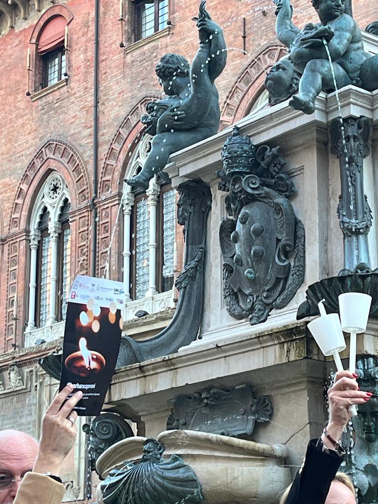 In memoria di #barbaracapovani.

In Piazza Nettuno a #Bologna. Ora. 

🙏