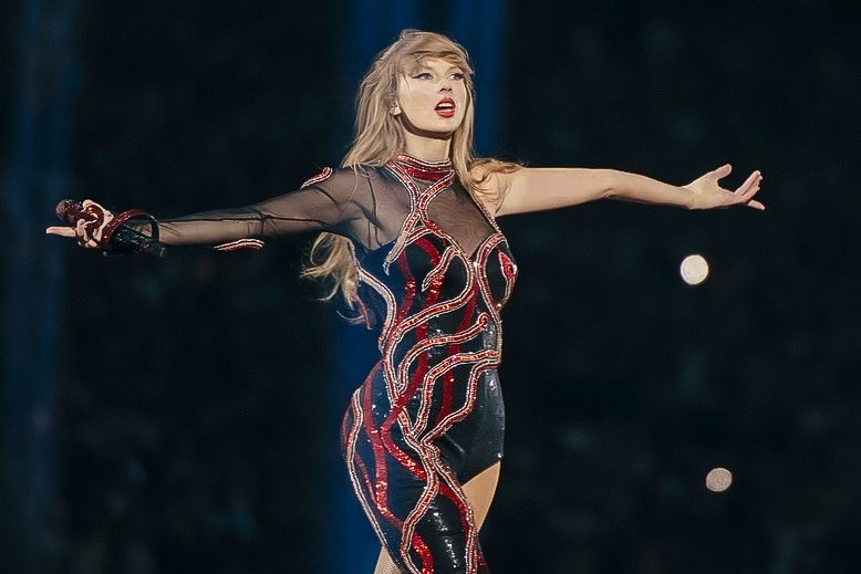 everhoax's tweet photo. "In the coming months and years, Swift may soon rank not just as a power seller and titan of the Billboard 200, but as perhaps the most successful woman ever, and soon the most successful solo artist of all time."

— Forbes https://t.co/kr0kgCDSX4