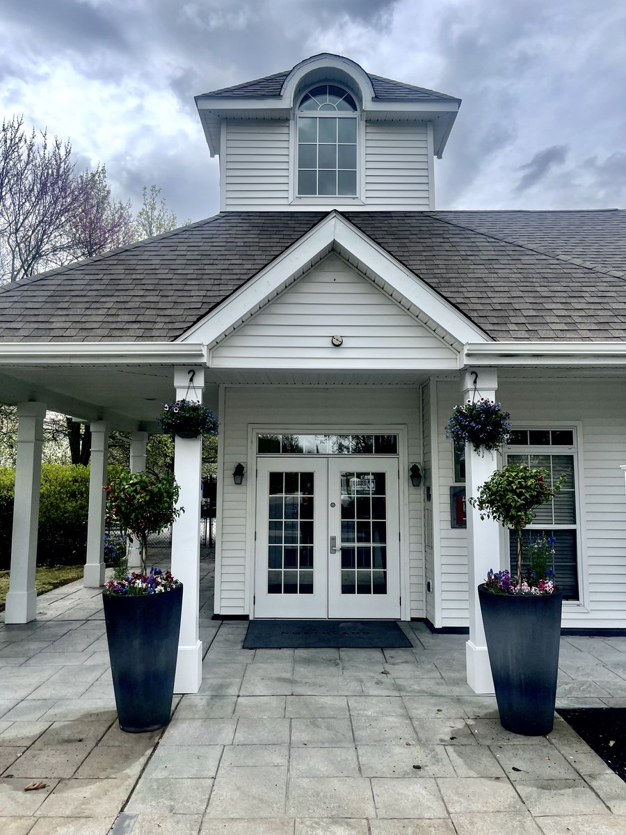Spring is blooming here at Westborough Station!

#LoveWhereYouLive #Westborough #LuxuryRentals #Spring2023 #Community #WeLoveOurResidents #WelcomeHome #Flowers