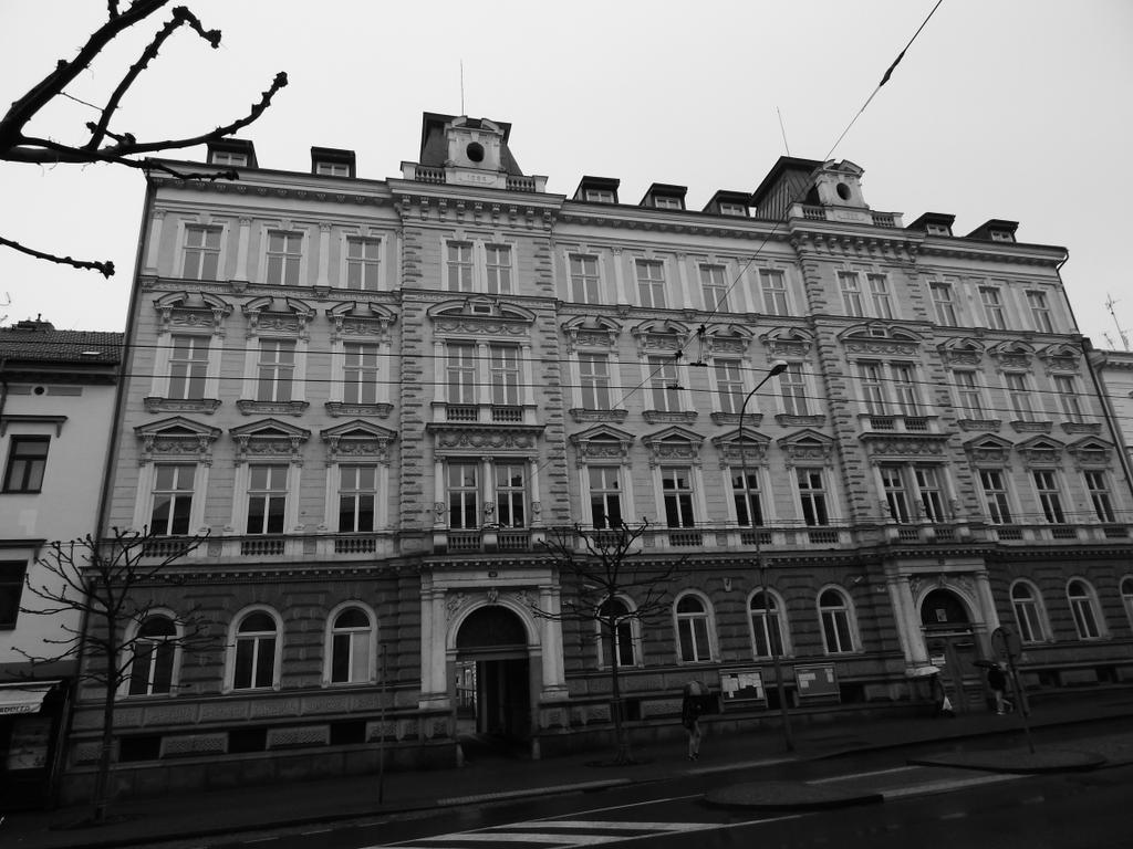 wossii91's tweet photo. #Urlaub #Tschechien #blackandwhite  #Nikon #nikonphotography #pilsen #oldbuilding #hobbyphotography https://t.co/rfplG5s7PL