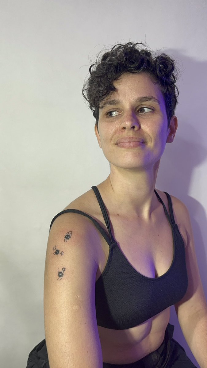 malfeitattoo's tweet photo. #38 essa foi muito especial: a primeira tatuagem dela, que também é artista, e tão pititica que prendi a respiração #Ghibli #studioghibli
agenda aberta pra SP (maio e junho) e europa (agosto) e-mail: malfeitour@gmail.com #malfeitona #malfeitonatattoo #ignorantstyle https://t.co/QU55D2P9D1