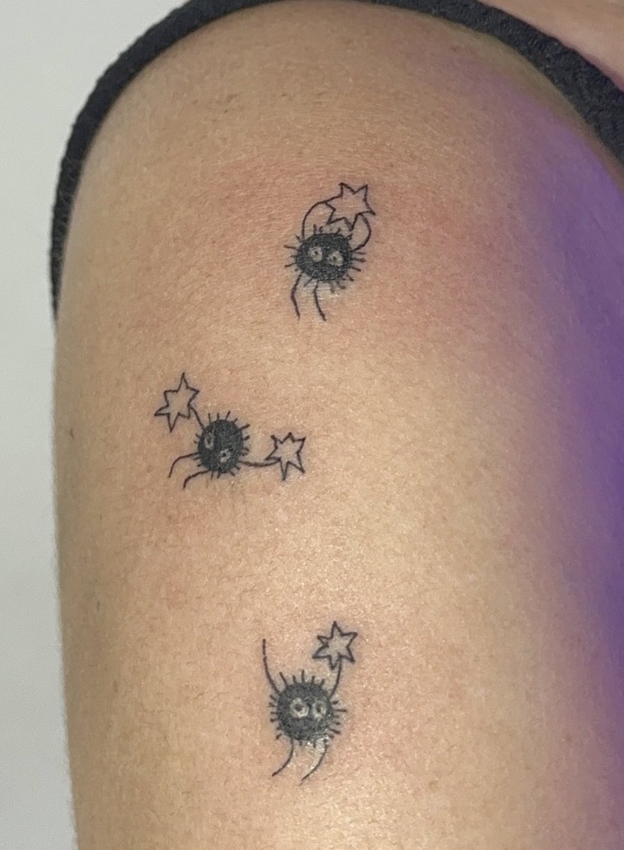 malfeitattoo's tweet photo. #38 essa foi muito especial: a primeira tatuagem dela, que também é artista, e tão pititica que prendi a respiração #Ghibli #studioghibli
agenda aberta pra SP (maio e junho) e europa (agosto) e-mail: malfeitour@gmail.com #malfeitona #malfeitonatattoo #ignorantstyle https://t.co/QU55D2P9D1