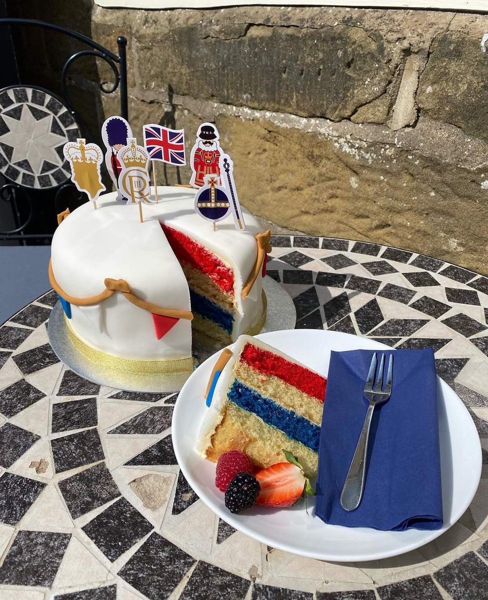 We are all ready for the Coronation! 🇬🇧 

Come and try our cake fit for a King 🍰 👑

#coronation #cakedecorating #homemadecake #localbusiness #thejoinersshop #cakesofinstagram #baking #discoverhambleton #northyorkshire