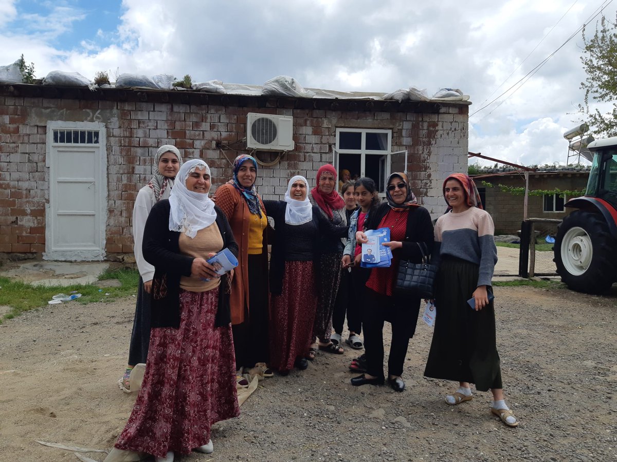 akelma_mahmut's tweet photo. Beklemek veya oturmak kelimesini Ergani teşkilatı olarak sözlükten çıkardık. Hane gezilerimiz devam ediyor,üye kayıtları ve parti tanıtımları ile yolumuza Deva'm ediyoruz 💦💦💦
@IhsanMerdanoglu 
@RizvanogluEvrim @CihanUlsen 
@MelisKandemirr 
@AydnKar49307863 https://t.co/JGnOynaC1G