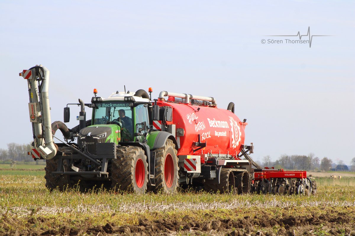 profiMagazin's tweet photo. Das LU Beckmann aus Bargenstedt im Einsatz mit einem #Fendt 930 und 25,5m³ Wienhoff Fass mit #Volmer Striptiller. https://t.co/8gKDfv4Gif