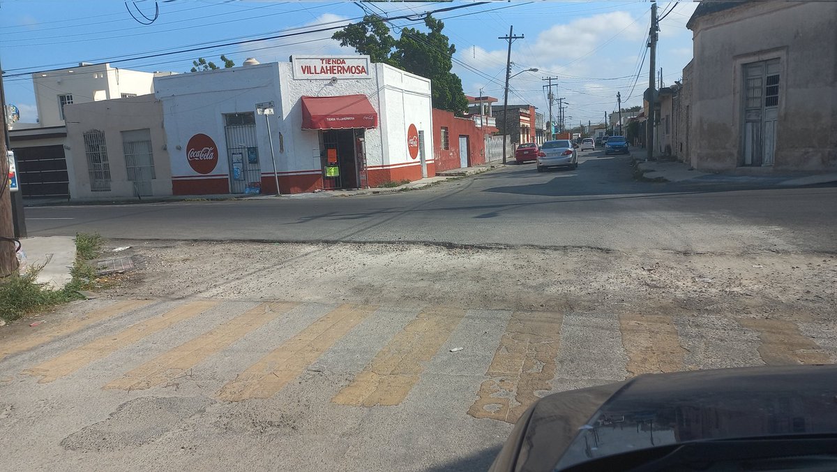 ManuelChel's tweet photo. Hola @AyuntaMerida. Hace como dos meses pasé por este rumbo y estaban reparando la calle; y de nueva cuenta paso, aunque ya esta reparada la calle, no se reparo el que converge con la calle 69, la calle 34, lo que dificulta el poder cruzarla. Ubicación:
https://t.co/9oKozJB9eI https://t.co/NvyZi1BYzY