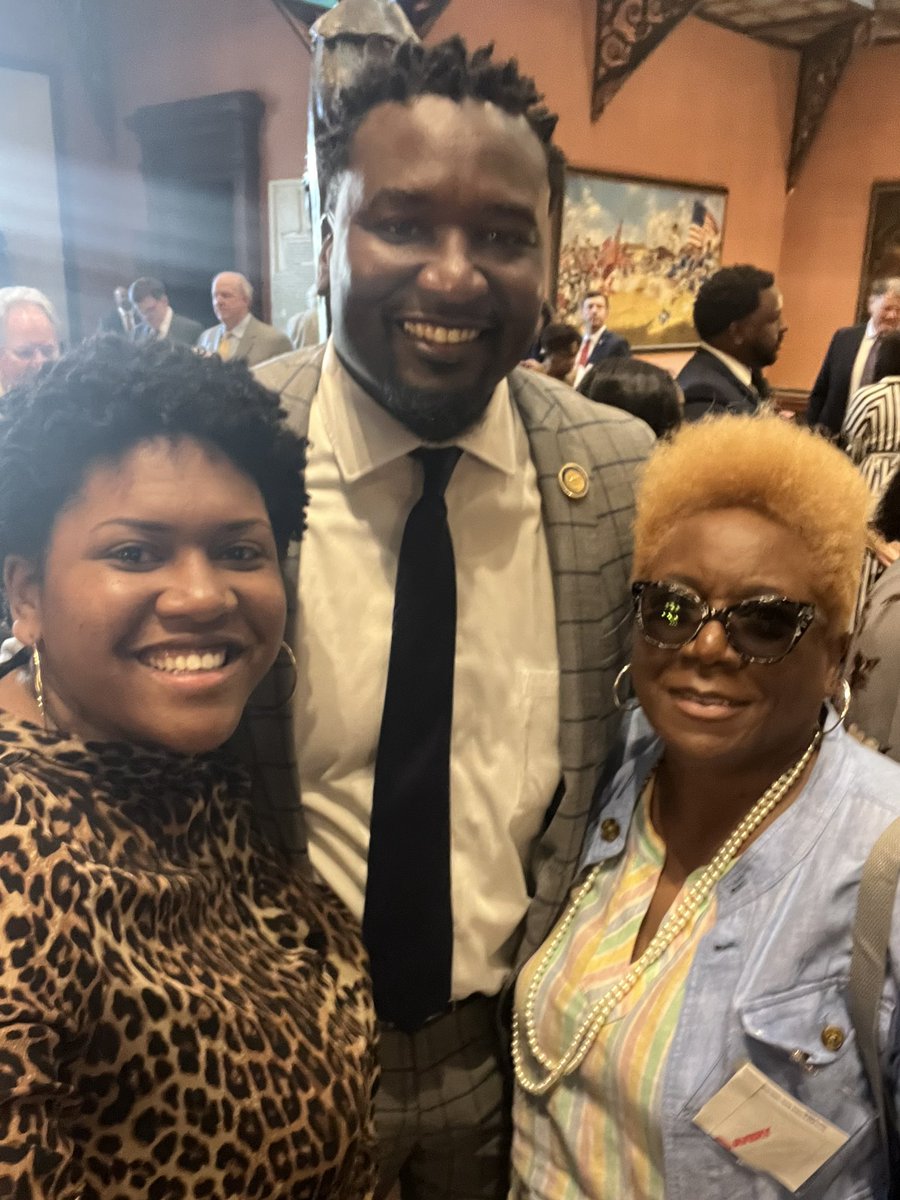 bre_spaulding's tweet photo. It’s always a great day to talk about what you love! I love myself and I love politics! Talking about self-care in politics is necessary to do what we do! Thank you Dem Women Legislators! I hope everyone learned something new to help them keep up the good fight! #dayinblue💙 https://t.co/lZfSo6xTmA