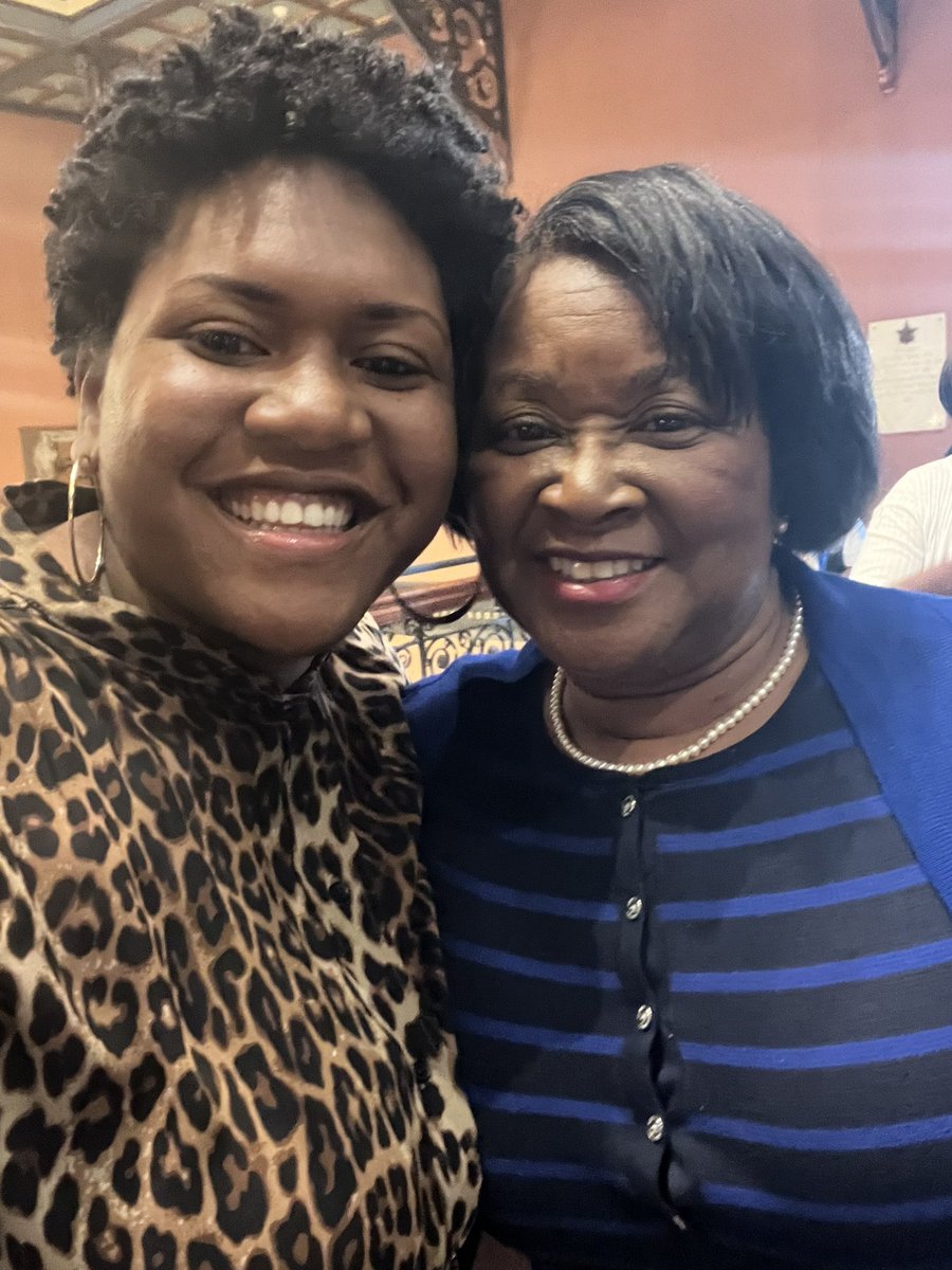 bre_spaulding's tweet photo. It’s always a great day to talk about what you love! I love myself and I love politics! Talking about self-care in politics is necessary to do what we do! Thank you Dem Women Legislators! I hope everyone learned something new to help them keep up the good fight! #dayinblue💙 https://t.co/lZfSo6xTmA