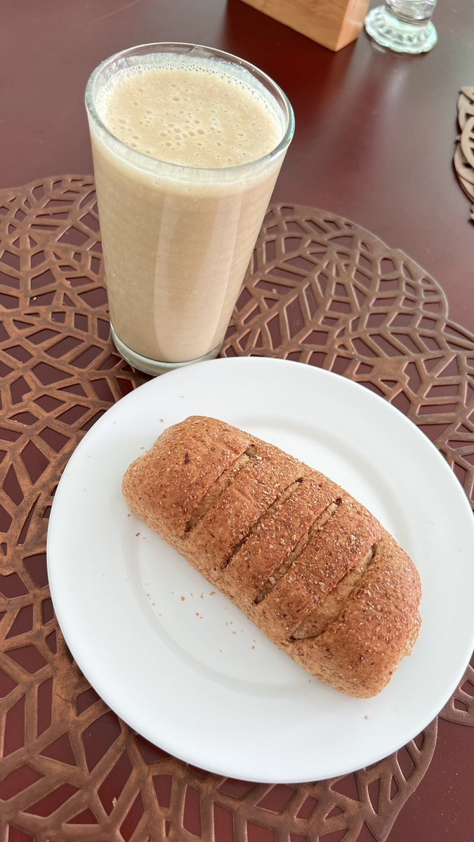 LaVenadita82's tweet photo. #Almuercito a veces el tiempo no da pa’ mas… jugo de algarrobo en leche de almendras y rollito integral. https://t.co/4OSGwAKegX
