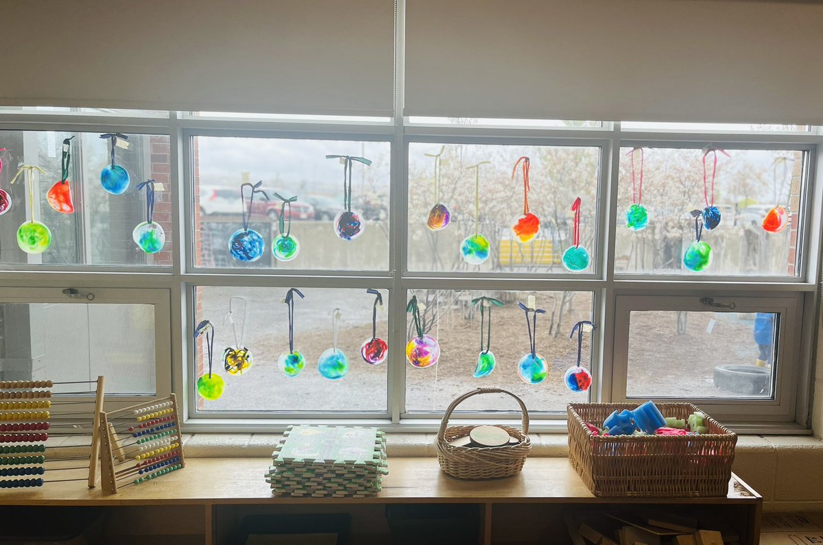 BalardoDavis7B's tweet photo. Our students were very patient during the process of making our ‘Suncatchers’ out of reusable materials. We waited 4 days for them to dry! We are looking forward to a sunny day! ☀️🕶️ https://t.co/dg6ISArSc5