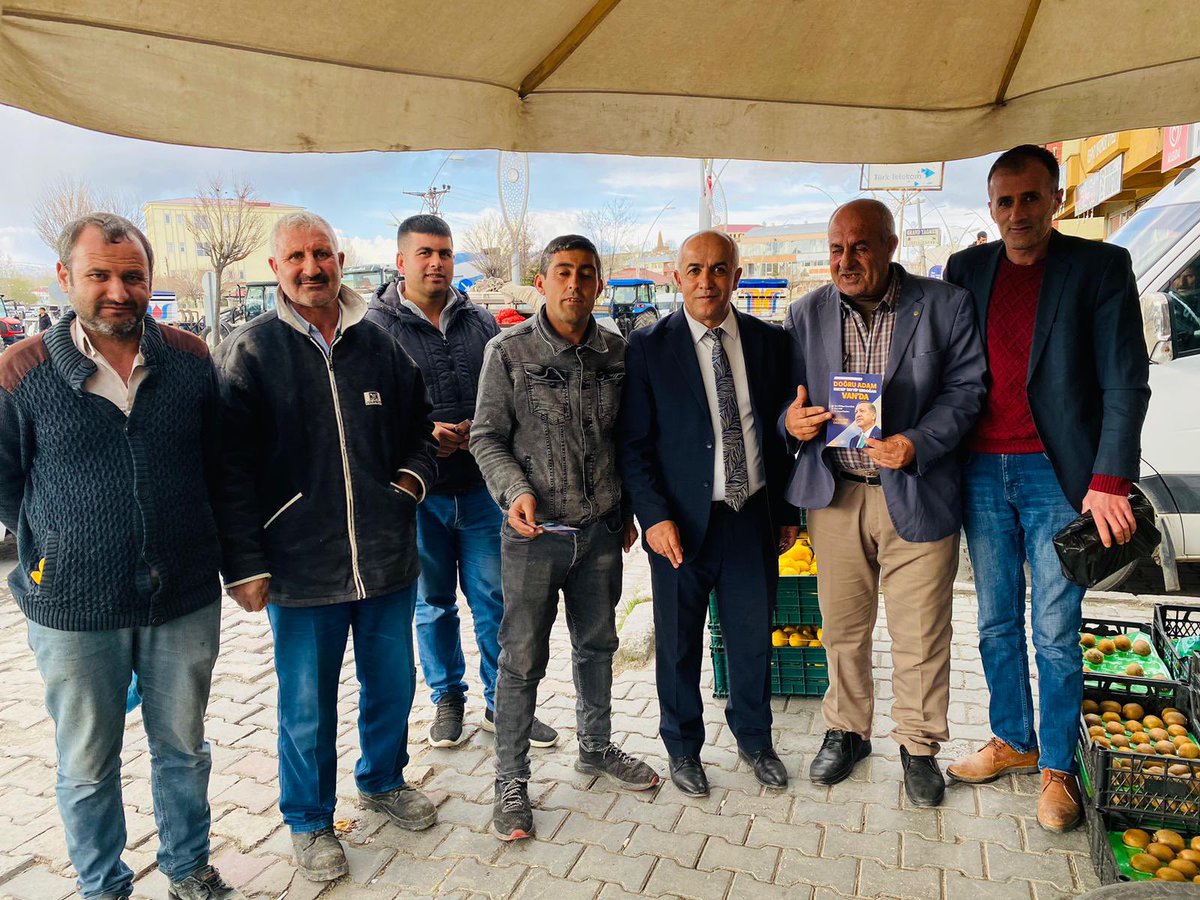SefikEnsari's tweet photo. Esnaflarımızı ziyaret ederek Sn. Cumhurbaşkanımız @RTErdogan'ın cuma günü şehrimizde gerçekleştireceği buluşmaya davet ettik.
Bir kez daha tüm hemşehrilerimizi Sn. Cumhurbaşkanımızı karşılamaya ve tarihi buluşmada bir arada olmaya davet ediyorum.#akvan https://t.co/H1ZVwSbCZO