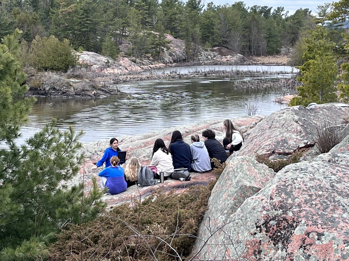 sbauld71's tweet image. Grade 10 @theyorkschool students looking at life through the lens of the Group of Seven 🎨🖼️🖌️ in Killarney #yorklearns