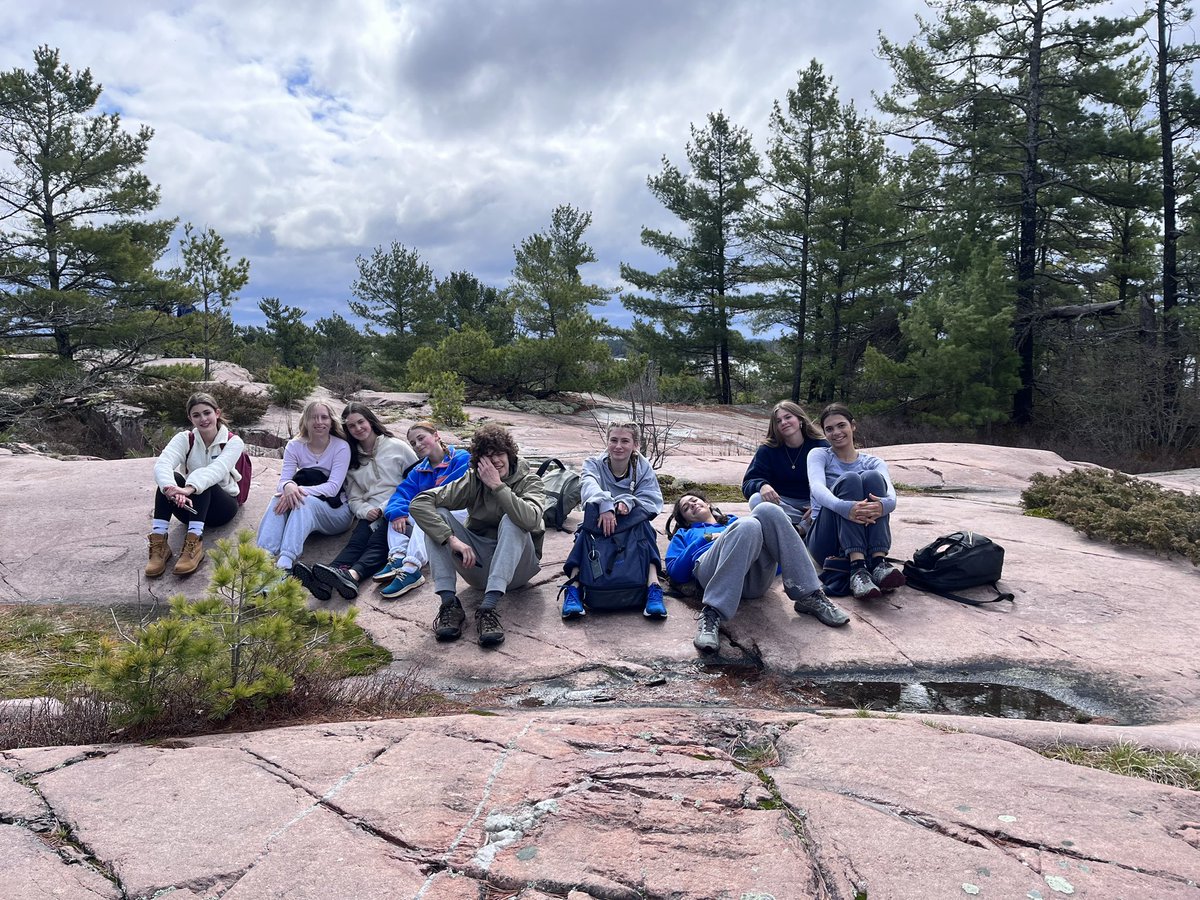 sbauld71's tweet image. Grade 10 @theyorkschool students looking at life through the lens of the Group of Seven 🎨🖼️🖌️ in Killarney #yorklearns