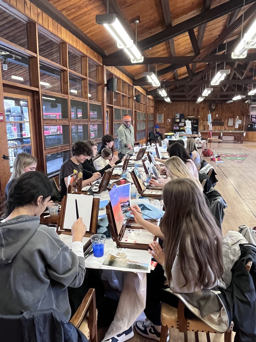 sbauld71's tweet image. Grade 10 @theyorkschool students looking at life through the lens of the Group of Seven 🎨🖼️🖌️ in Killarney #yorklearns