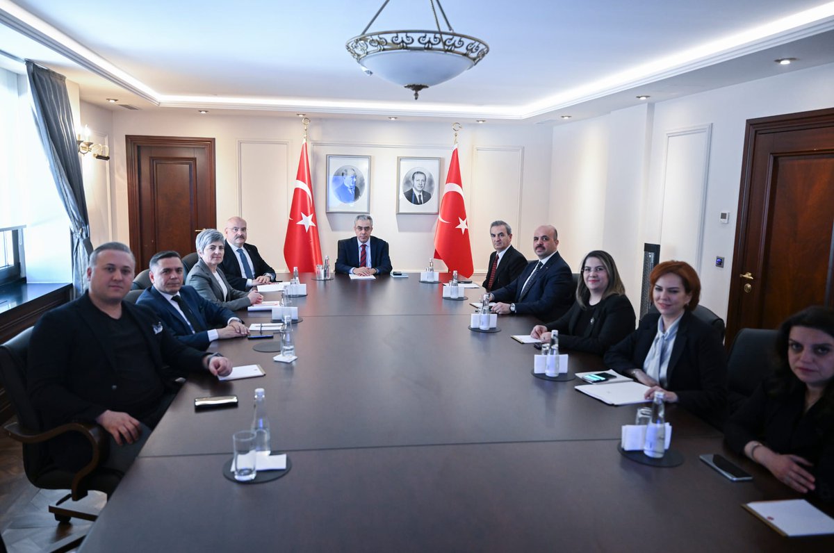 ankara2barosu's tweet photo. Cumhurbaşkanlığı Hukuk Politikaları Kurulunca gerçekleştirilen toplantıda, “Kamu Avukatlarının Mesleki Sorunları” na yönelik değerlendirmelerde bulunuldu. Toplantıya Baro Başkan Yardımcımız Av. Handan Kurt ve Baro YK üyemiz Av. Ahmet Günenç tarafından katılım sağlandı.
@TCCBHPK @mehmetucum @avugurkizilca @avhandankurt @avahmetgunenc