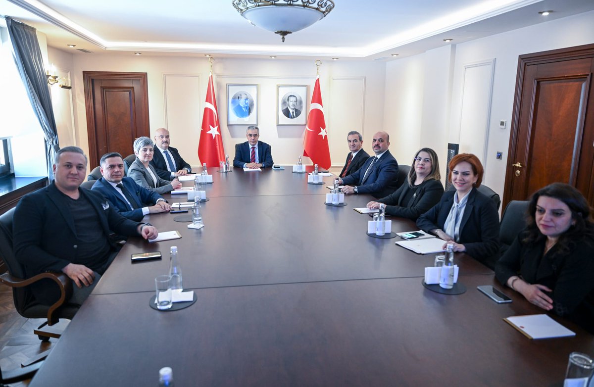 ankara2barosu's tweet photo. Cumhurbaşkanlığı Hukuk Politikaları Kurulunca gerçekleştirilen toplantıda, “Kamu Avukatlarının Mesleki Sorunları” na yönelik değerlendirmelerde bulunuldu. Toplantıya Baro Başkan Yardımcımız Av. Handan Kurt ve Baro YK üyemiz Av. Ahmet Günenç tarafından katılım sağlandı.
@TCCBHPK @mehmetucum @avugurkizilca @avhandankurt @avahmetgunenc