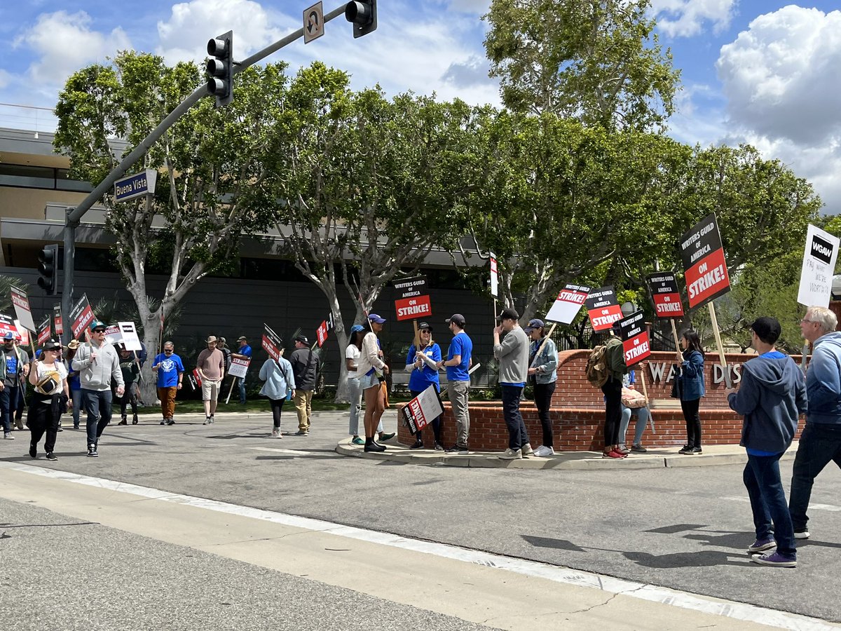 Couldn't come to Burbank without expressing solidarity for striking @WGAWes . Writers are invaluable and deserve to be compensated for that talent. <a href="/PhillyNewsGuild/">The NewsGuild of Greater Philadelphia</a> stands with you.