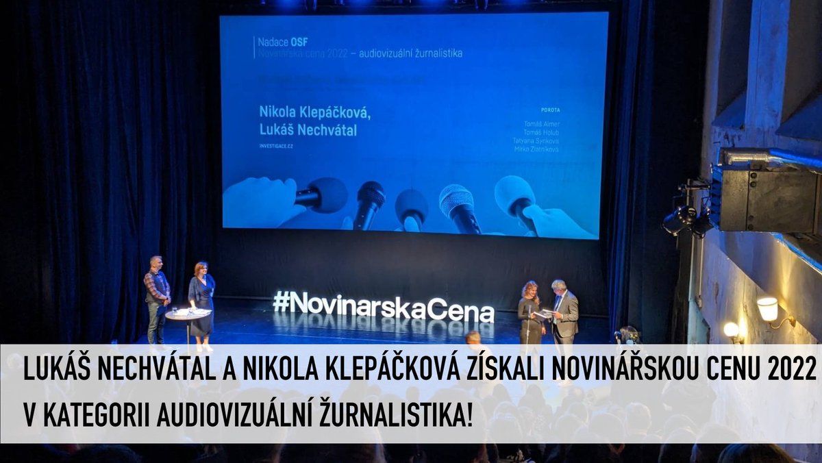 investigace_cz's tweet photo. 1/2 Máme Novinářskou cenu 2022! V kategorii Nejlepší rozhovor, beseda nebo diskuse byli oceněni @nikolatweetuje a @MrNechvatal za rozhovor „Neděkuj, pamatuj“ s @pafak a Evou Kubániovou. GRATULUJEME! @nadaceOSF #kuciak #nedekujpamatuj #investigacecz https://t.co/5mvwk9radu