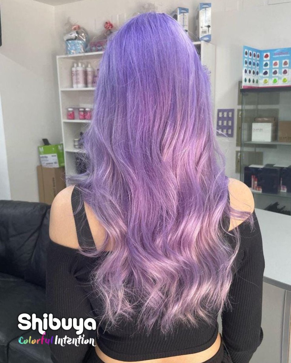 ShibuyaGroup's tweet photo. Super look fantasía con lilac + Antic + violet ✨💜

👉 Pide cita y presupuesto! https://t.co/mKoKx6OfuD
✂ Hairstylist: @ koko_lovett 
⭐ Clienta: aloeveraiskawaii
🌈 Color: @Directionshair 

#PeluqueríasShibuya #ColorfulIntention #ColoresFantasía https://t.co/OOLrx5iiQ4