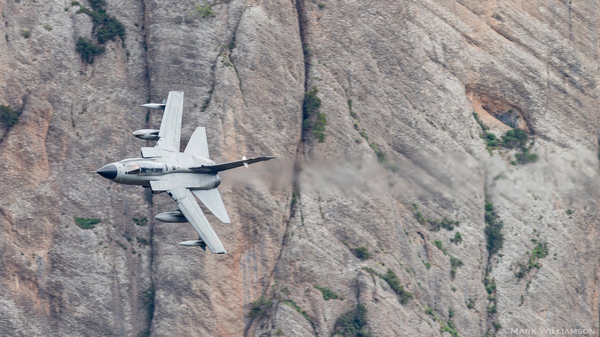 Ingleton_radar's tweet image. Big scenery forms the backdrop in Greece!  Italian Tornado ECR hammering the lowfly last week. #iniochos23 #greece #lowlevel #tornado #panavia @HAFspokesperson