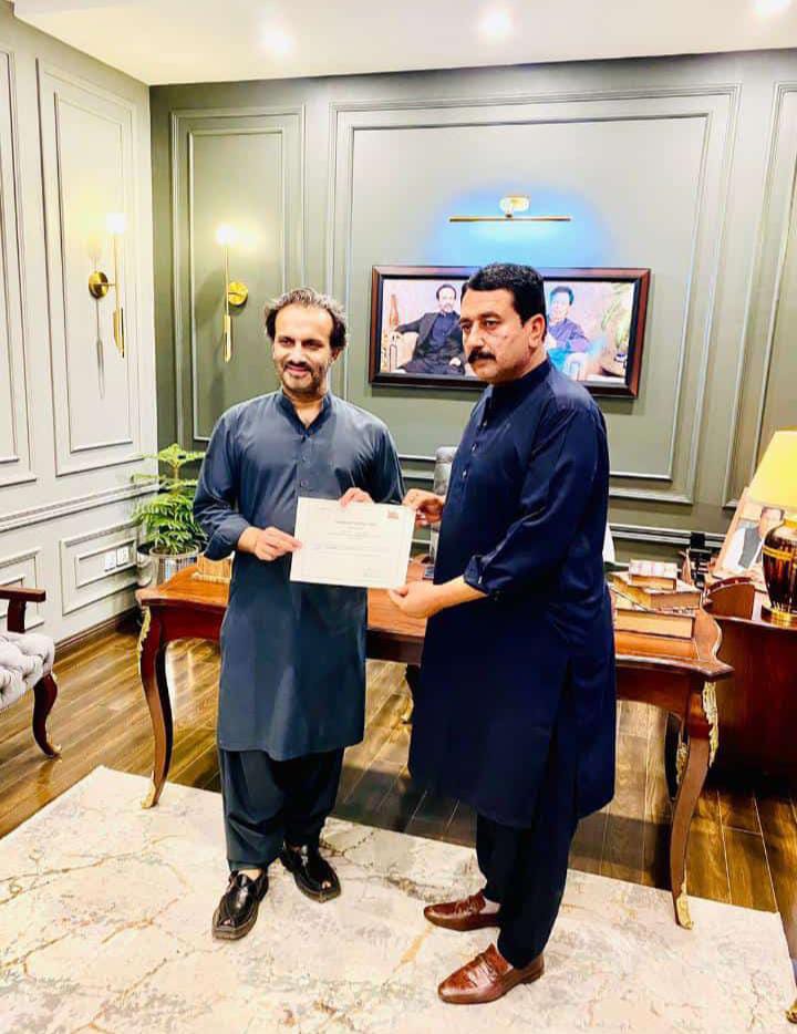 SJawadgillani's tweet photo. تحریکِ انصاف کے ساتھ ثابت قدم رہے تمام اعتماد کے ووٹ اور سینٹ کا ووٹ عون عباس بپی کو دیا۔رجیم چینج کے بعد بھی پارٹی کے ساتھ منسلک رہے اور ہر جلسے،دھرنے اور زمان پارک میں ورکرز کے ساتھ موجود رہے۔اور انکے و��کرز کو بھی گرفتار گیا اور جیلوں میں بھیجا گیا۔@ImranKhanPTI @PTIofficial https://t.co/1jl5dfKEFp