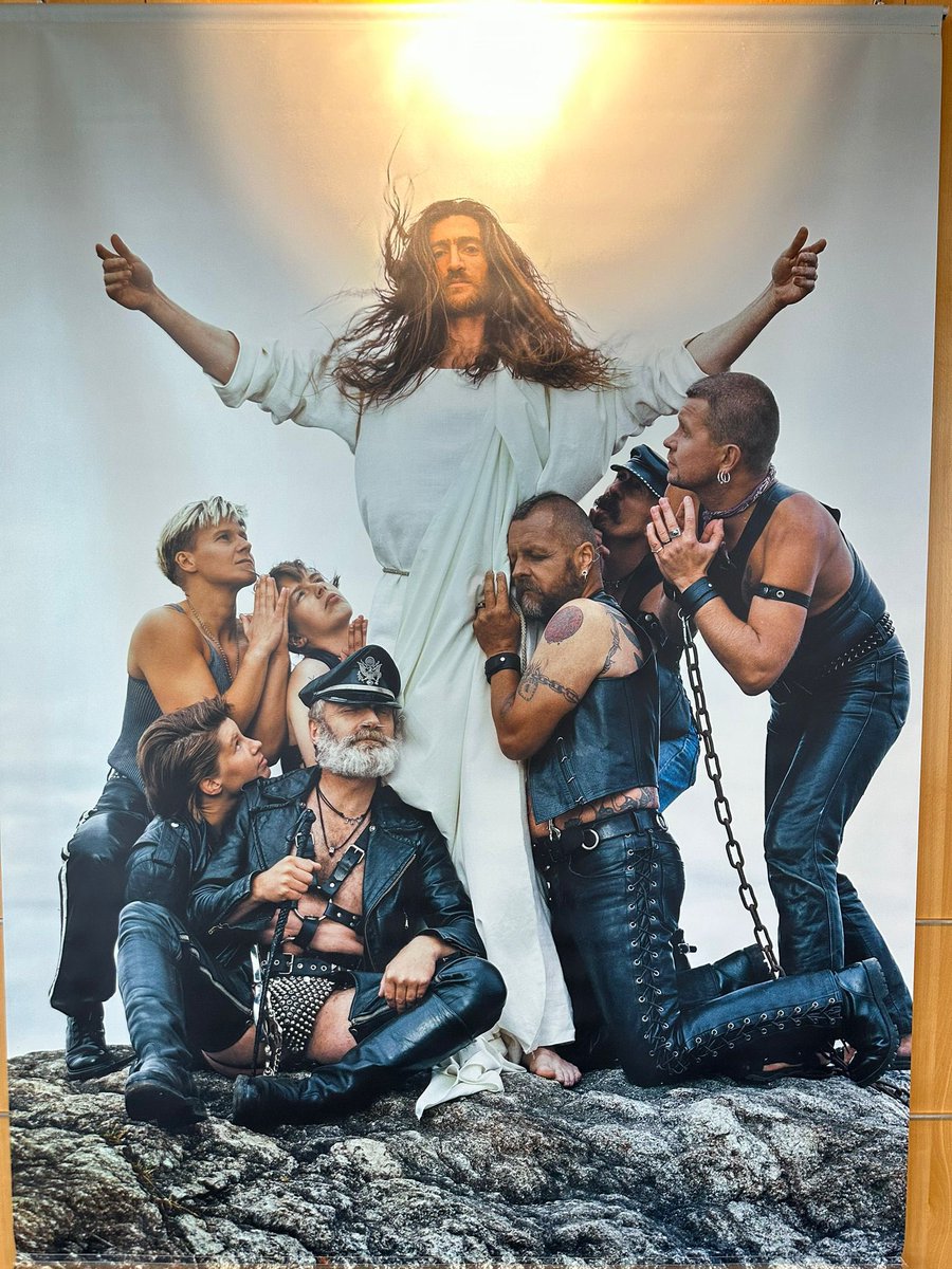 _AgnesMarion's tweet photo. Voici ce qui est exposé au  Parlement européen. 
Ça vous choque ? Et bien, c’est même vous qui payez !
Le lobby #LGBT ne respecte rien, salit tout et et signe sa lâcheté en choisissant une religion inoffensive, plutôt qu’une autre.
@Europarl_FR, c’est scandaleux, décrochez ça de vos murs !