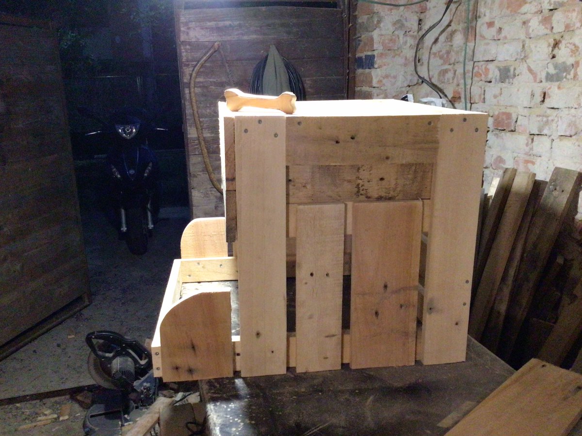 amebina_beba's tweet image. noćni stočić sa integrisanom kućicom za kuče! grubi radovi gotovi, sutra kreće fino do finiša!  #workinporgress stej ćund!  :)