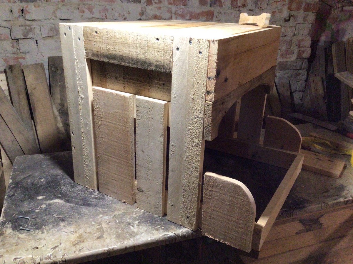 amebina_beba's tweet image. noćni stočić sa integrisanom kućicom za kuče! grubi radovi gotovi, sutra kreće fino do finiša!  #workinporgress stej ćund!  :)