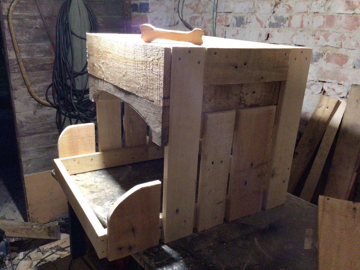 amebina_beba's tweet image. noćni stočić sa integrisanom kućicom za kuče! grubi radovi gotovi, sutra kreće fino do finiša!  #workinporgress stej ćund!  :)