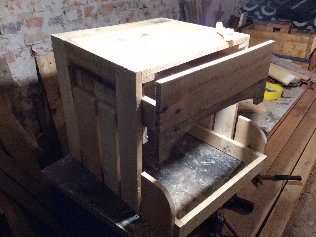 amebina_beba's tweet image. noćni stočić sa integrisanom kućicom za kuče! grubi radovi gotovi, sutra kreće fino do finiša!  #workinporgress stej ćund!  :)