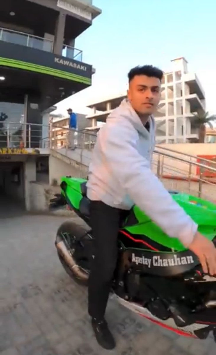 Salaria_Shikha1's tweet photo. YouTuber #Agastaychauhan killed after driving his Kawasaki on Yamuna Eway at 200 kmph. Young lives getting lost merely 4 some thrill. Your lives r more important than some followers on social media guys! Speed thrills but kills is an adage for a reason! https://t.co/fswpUwZlP4