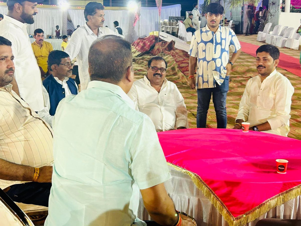 vivekgautam_bjp's tweet photo. रीवा...

मेरे अभिन्न मित्र श्री विनय द्विवेदी जी (गग़हरा) के यहां आयोजित "गृह प्रवेश" कार्यक्रम में सम्मिलित हुआ।।
बहुत बहुत बधाई एवं शुभकामनाएं।। https://t.co/Lo5bsFqfc8
