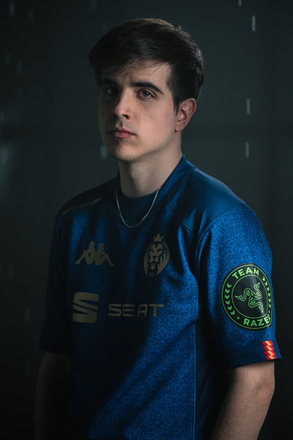 Grogmad1's tweet photo. Hoy vamos a hablar de alguien que ha vuelto a coronarse como campeón de la liga más grande de Europa de #LeagueofLegends, @Elyoya, que a sus 23 años ya ha ganado 3 veces la #LEC y es considerado por muchos como el mejor jugador de Europa y uno de los mejores del mundo. https://t.co/xd0NcYVhQ6