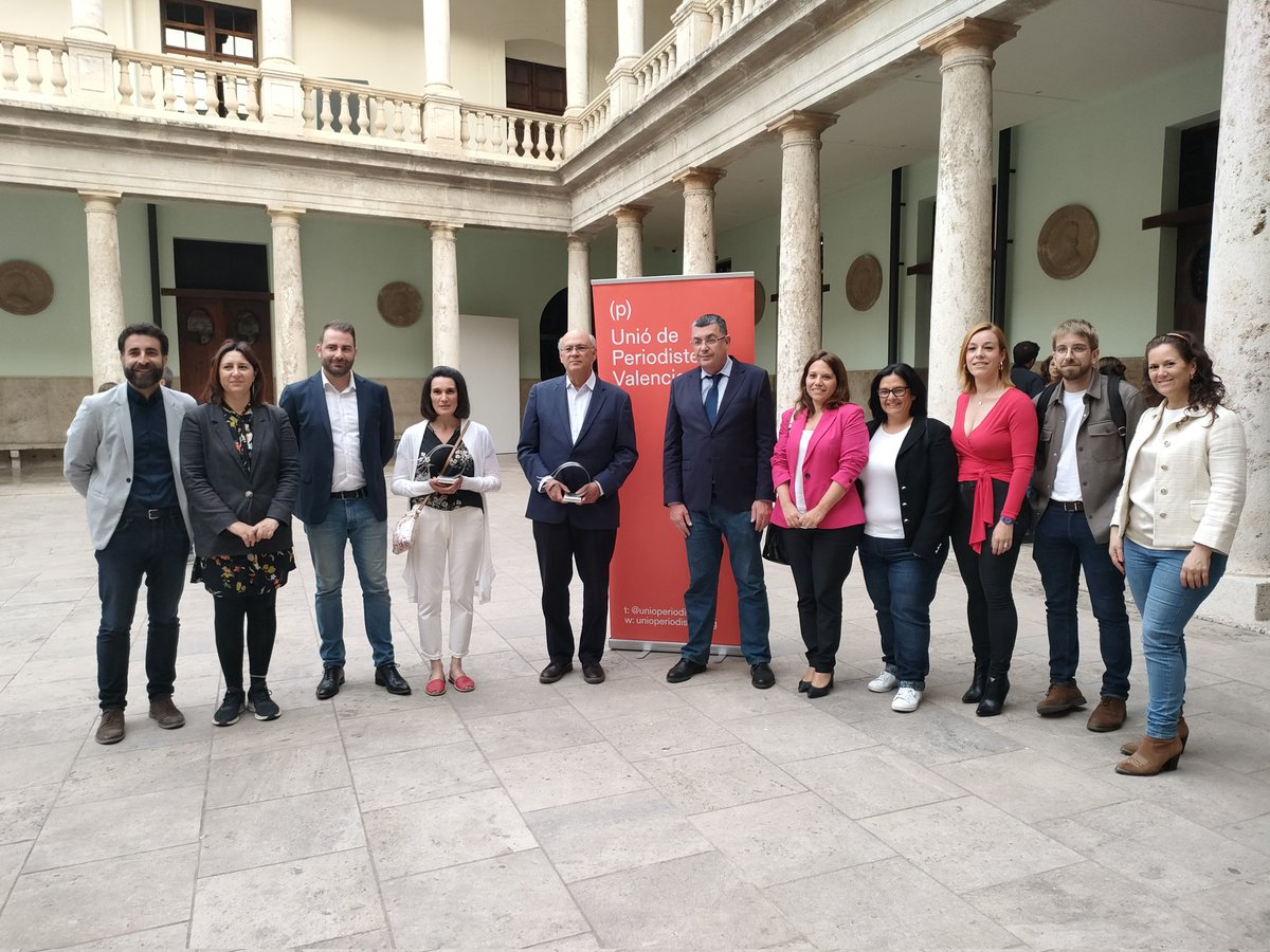 unioperiodistes's tweet photo. Amb la imatge de les persones guardonades i de la junta de la Unió amb les personalitats assistents finalitza aquesta 42 edició dels premis Llibertat d’Expressió, que podeu recuperar en el nostre YouTube.

https://t.co/6uqjYcbvwZ https://t.co/q8Y8ZE6foL