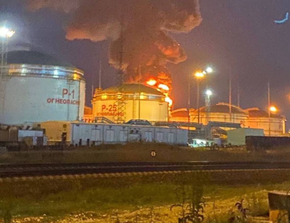 TracTerrorism's tweet photo. Suspected Ukrainian Weaponized #Drone Attack Targets Oil Depot in the Seaport of #Volna, #Taman, #Krasnodar, #Russia
Read more: https://t.co/UlyGzeJWCD https://t.co/SHpt8qa6Mq