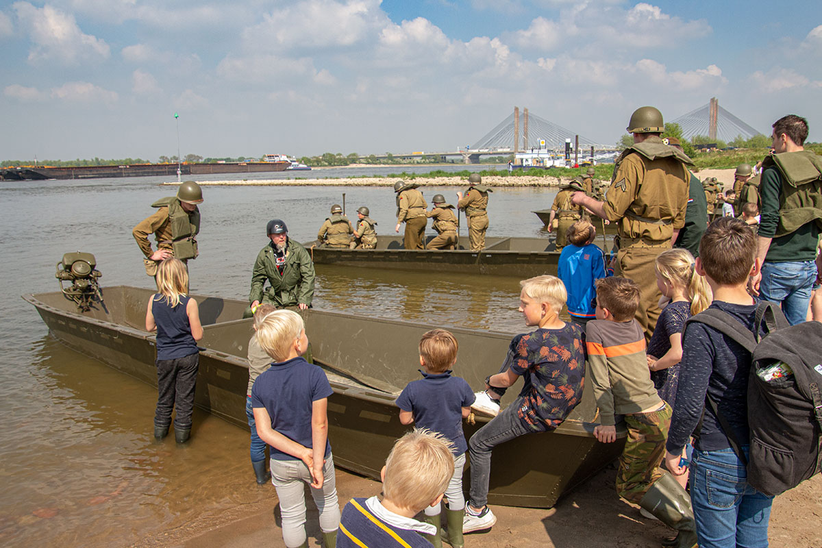 Morgen rond de middag arriveert de Pontoongroup ’40-’45  in de uiterwaarden van Zaltbommel.
En goed nieuws: ze blijven t/m zondag 7 mei. Dus je bent alle dagen welkom om een echt geallieerd tentenkamp uit de Tweede Wereldoorlog te beleven. 
#tourdewaal #zaltbommel