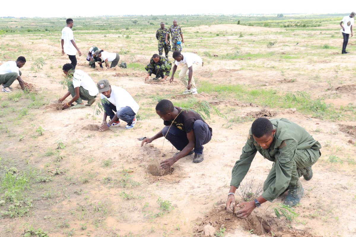 Karasinga3's tweet photo. When we plant a tree, we are doing what we can to make our planet a more wholesome and happier dwelling-place for those who come after us if not for ourselves..
It's time now. @kdfinfo @GSpynetwork @Environment_Ke  @CCF_Kenya #dkfandkdf100ktree #dkfenvironmentteam #TreeofSavior https://t.co/DrXbxvQr5b