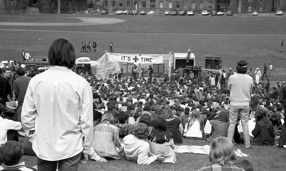 wes_alumni's tweet photo. On this day, 53 years ago (May 3rd, 1970), the Grateful Dead gave a free concert at Wesleyan. The music industry sure has changed… https://t.co/36fYqAmtLW