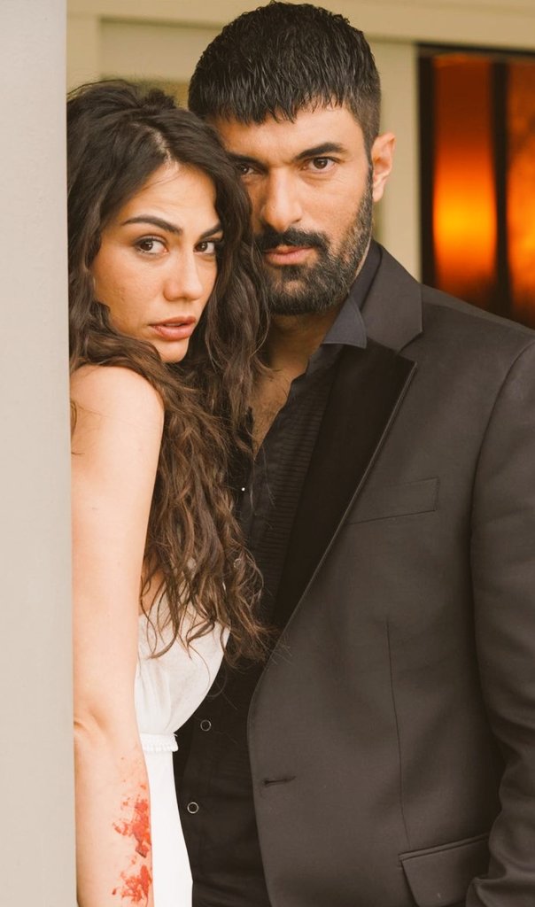 Nurennablog's tweet photo. Tahir Lekesiz her bölüm kendine aşık etmek zorunda mısın? #AdımFarah #EnginAkyürek https://t.co/4YArlA8gbJ
