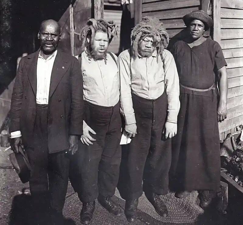 ثريد : 

أشهر قصة عنصرية بالتاريخ 💔.

📌فضل التغريدة .